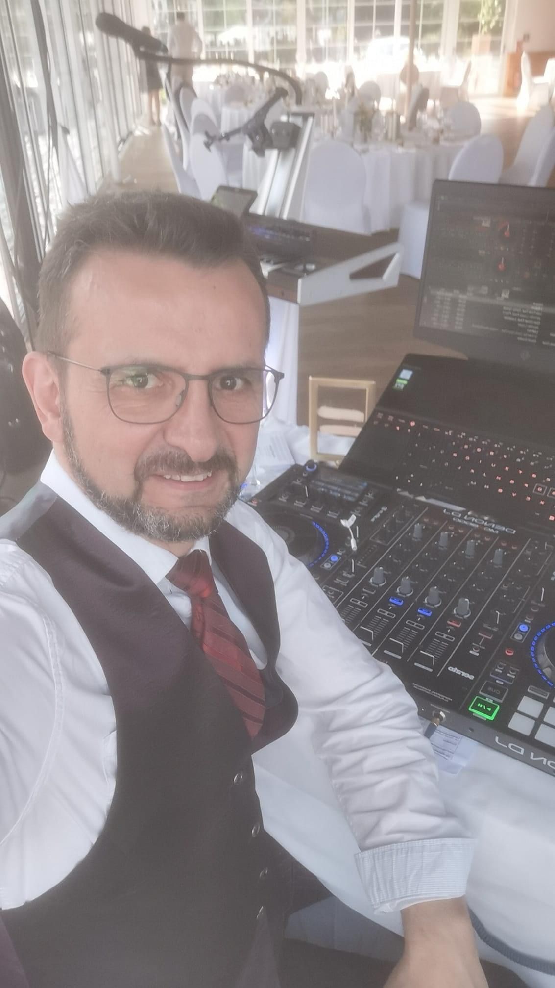 DJ controller και επαγγελματικός εξοπλισμός